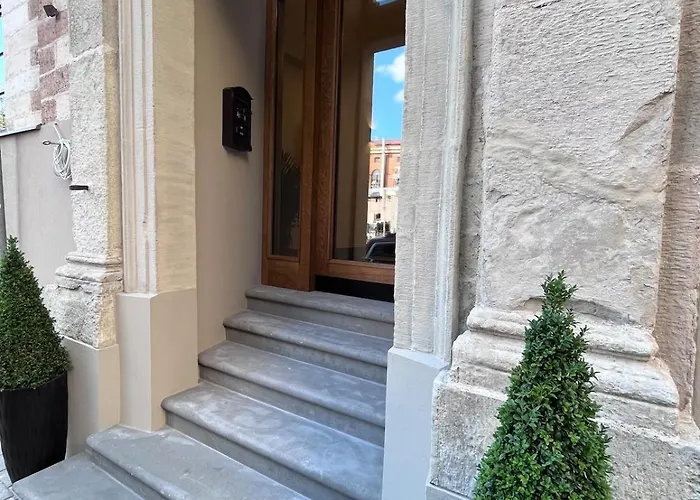 Nr 8 - J26 Luxury Apartment, Jauniela 26 Old - Great View & Location - 2 Bedrooms - 70m2 * 里加