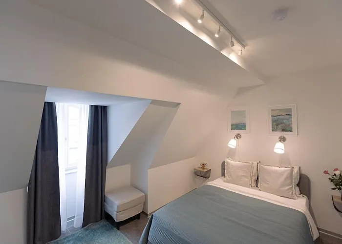 Nr 8 - J26 Luxury Apartment, Jauniela 26 Old - Great View & Location - 2 Bedrooms - 70m2 Riga