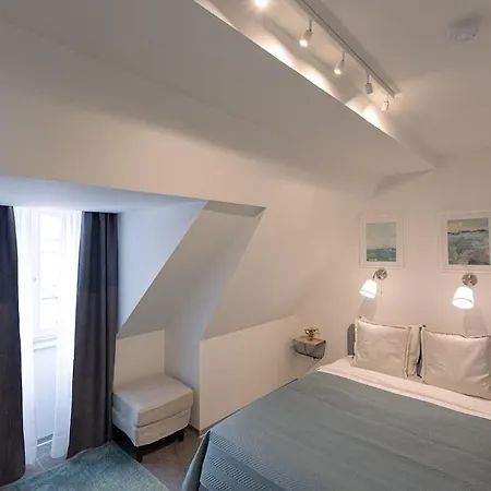 Nr 8 - J26 Luxury Apartment, Jauniela 26 Old - Great View & Location - 2 Bedrooms - 70m2 Riga